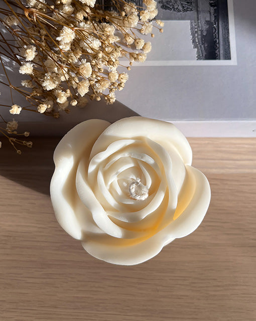 Rosa Grande skulpturelt bloklys formet som en rose set oppefra