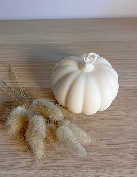 Mellem Autumn græskarlys i hvid sojavoks med blød græskarform