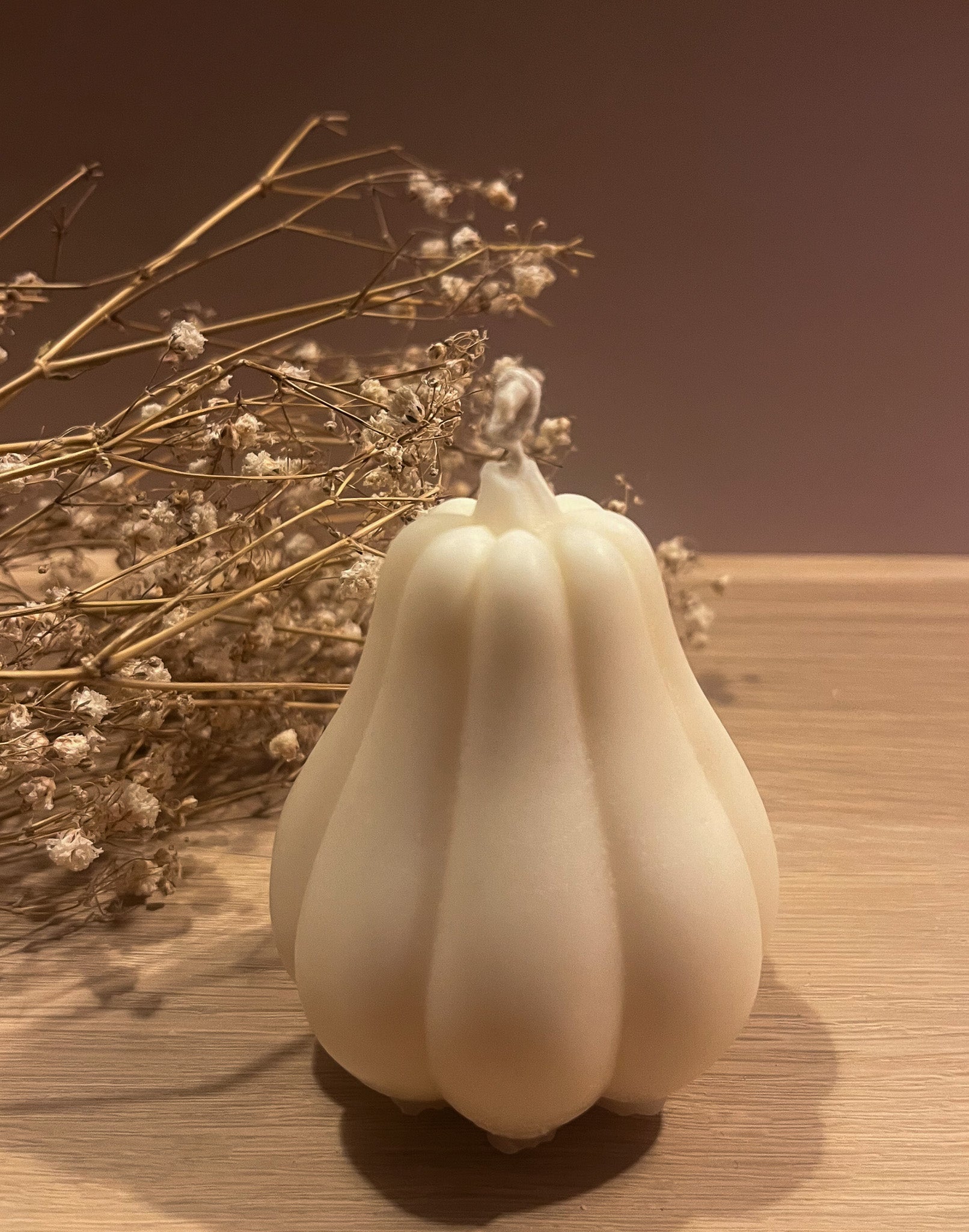 Ét butternut græskar sojalys i hvid sojavoks. En enkel, dekorativ detalje til hjemmet.