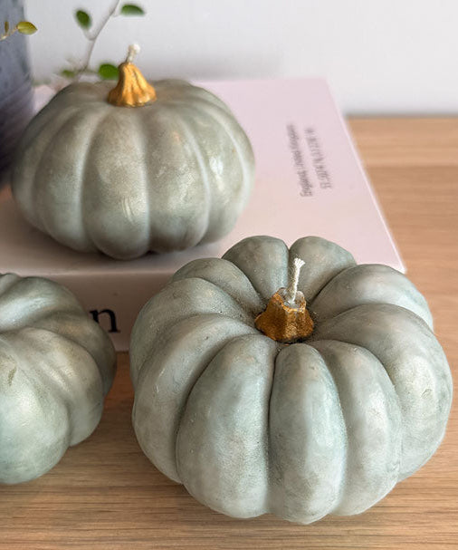 Tre håndlavede Harvest græskarlys i grøn sojavoks med perlemorsskær og gyldne detaljer