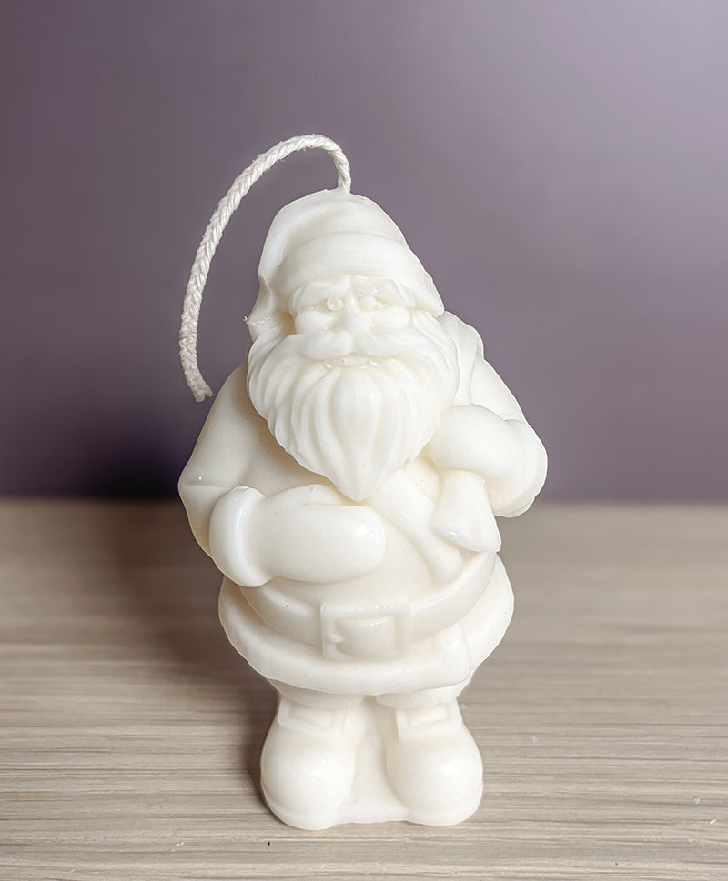 Håndlavet julemand sojalys fotograferet forfra – enkelt, elegant og lavet af ren sojavoks.