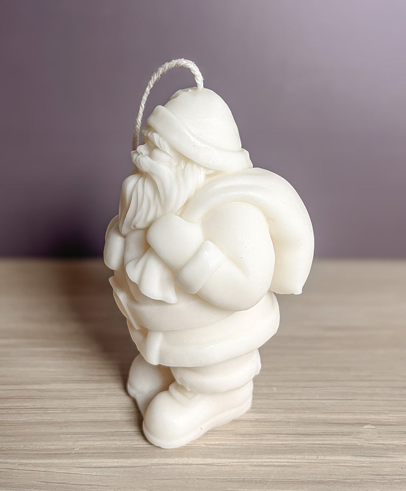 Håndlavet julemand sojalys set fra siden – et naturligt og bæredygtigt julelys i sojavoks.