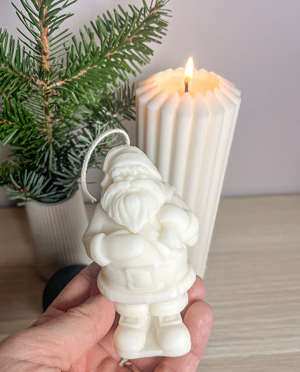 Julemand sojalys holdt i hånden – viser størrelsen og den fine håndlavede detalje i sojavoks.