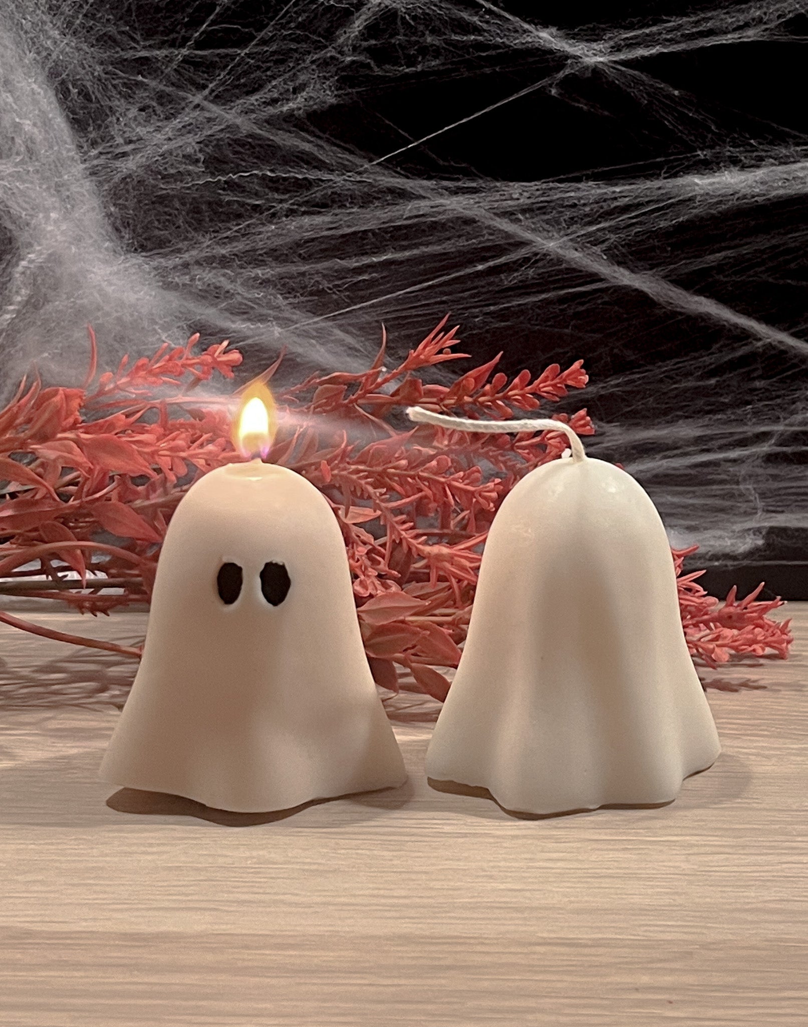 Mini spøgelse sojalys set bagfra – viser den glatte håndlavede overflade i hvid sojavoks.