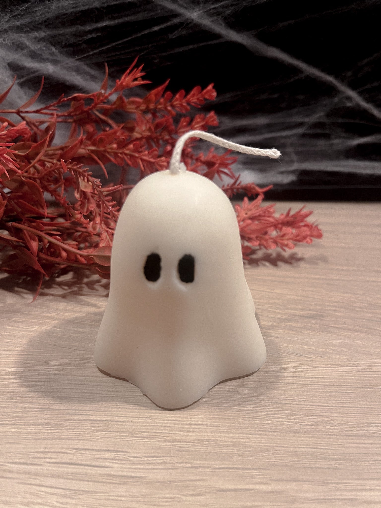 Et mini spøgelse sojalys – håndlavet og charmerende dekorationslys med ca. 12 timers brændetid.