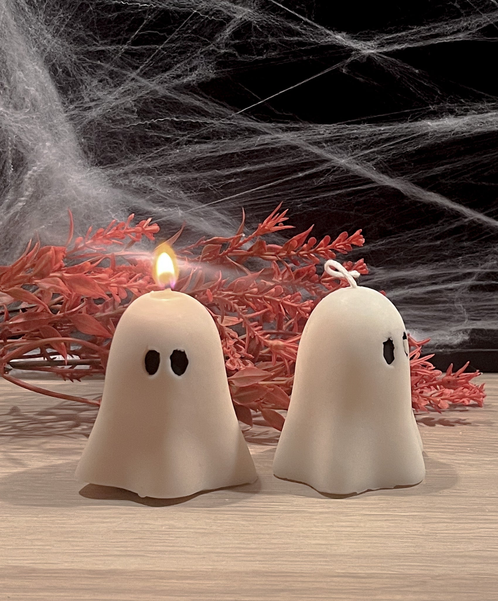 Mini spøgelse sojalys set fra siden – håndstøbt i hvid sojavoks med fine detaljer.
