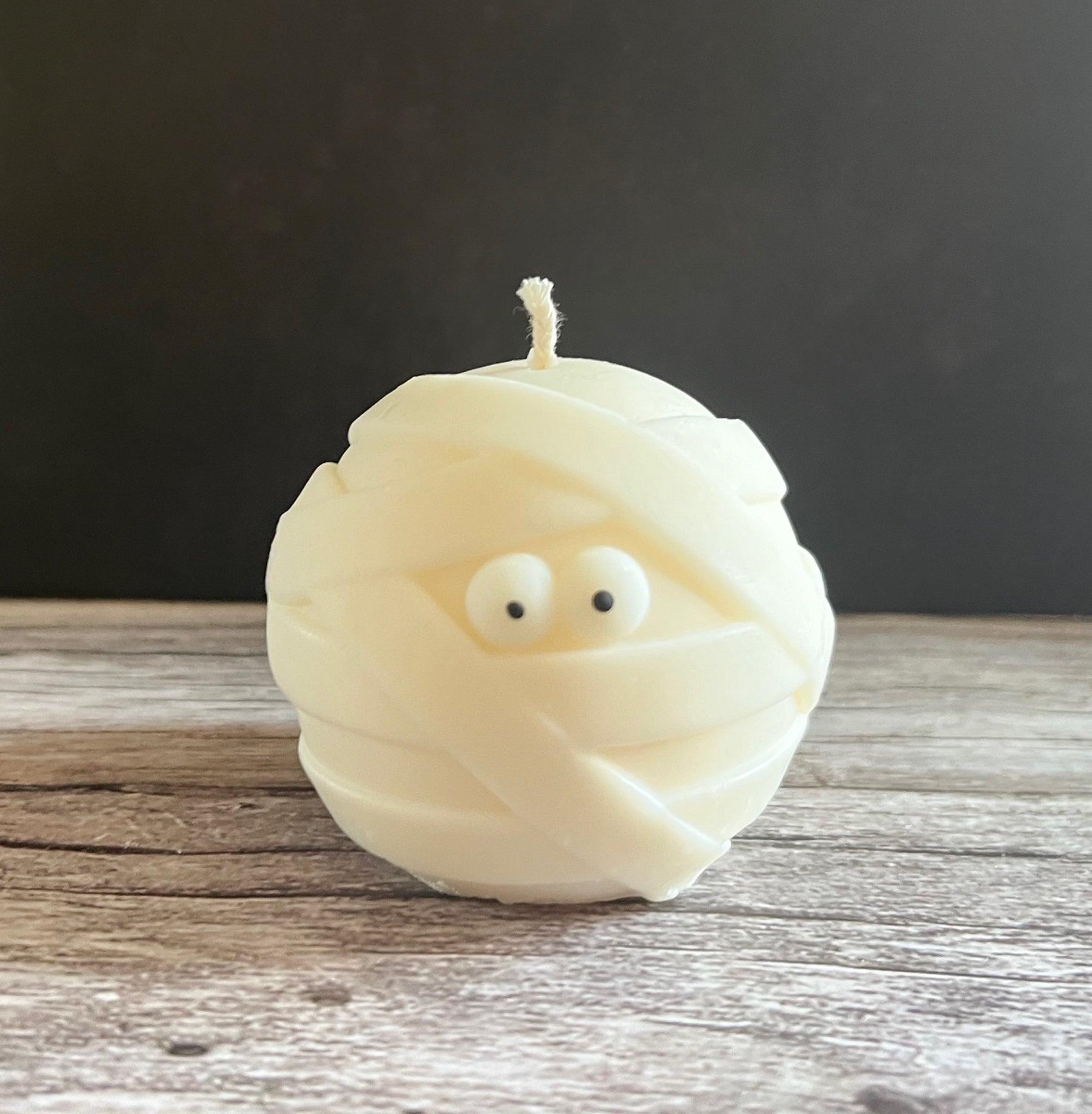 Håndlavet mumieformet sojalys med 12 timers brændetid – ideel til Halloween pynt