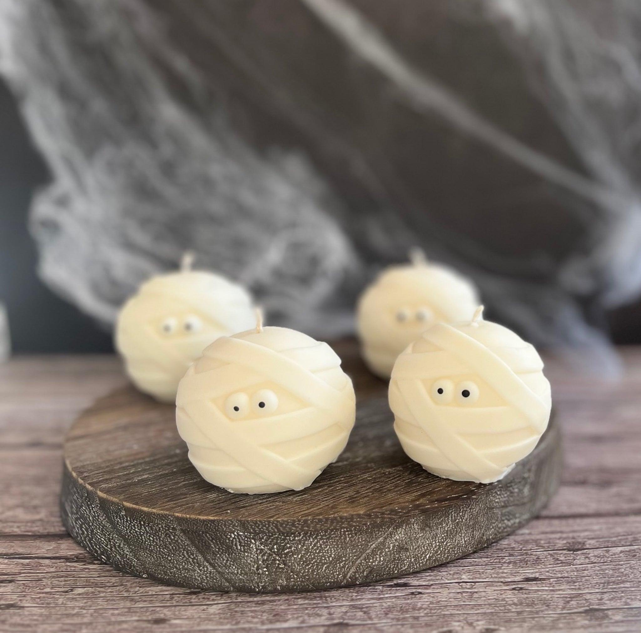 Fire håndlavede mumie sojalys i sæt – perfekte som Halloween dekoration eller gave