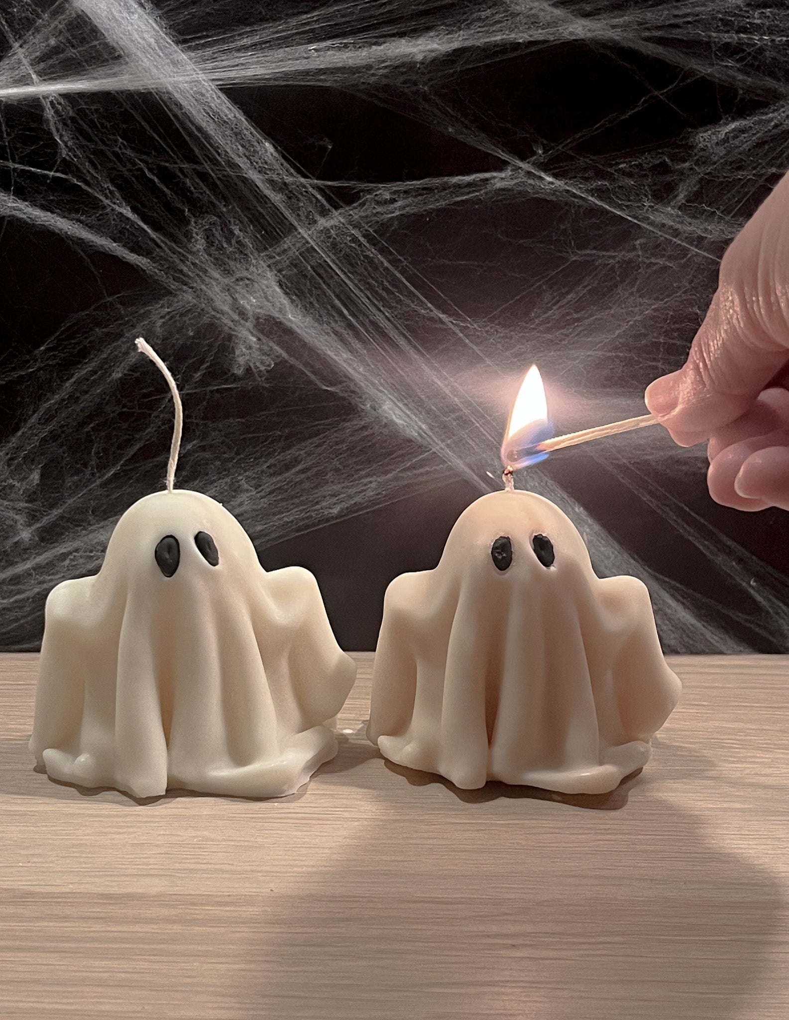 To håndlavede spøgelses sojalys – det ene er ved at blive tændt og spreder hyggelig efterårsstemning.