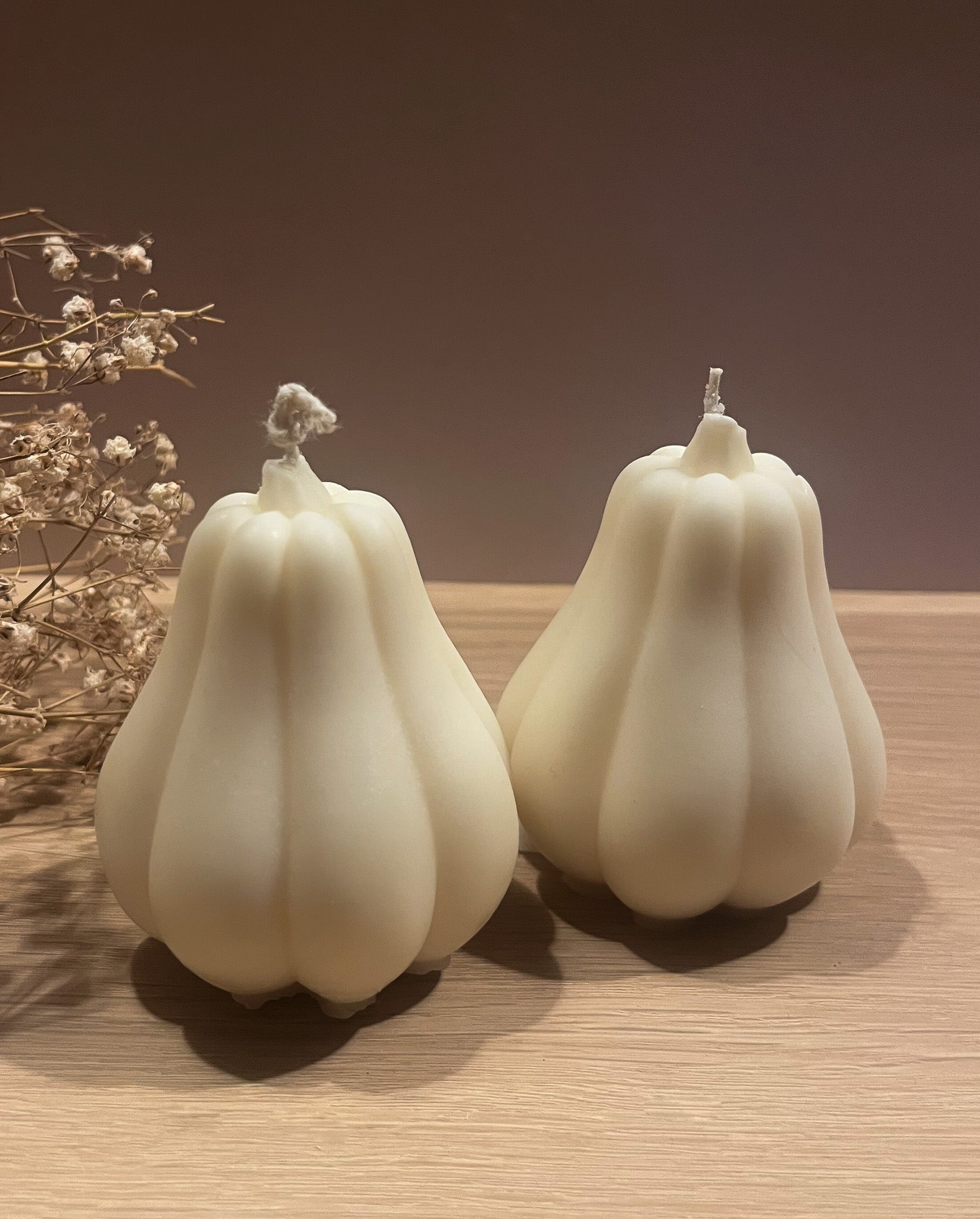 To butternut græskar sojalys i hvid sojavoks. Enkle, elegante og perfekte til efterårshygge.