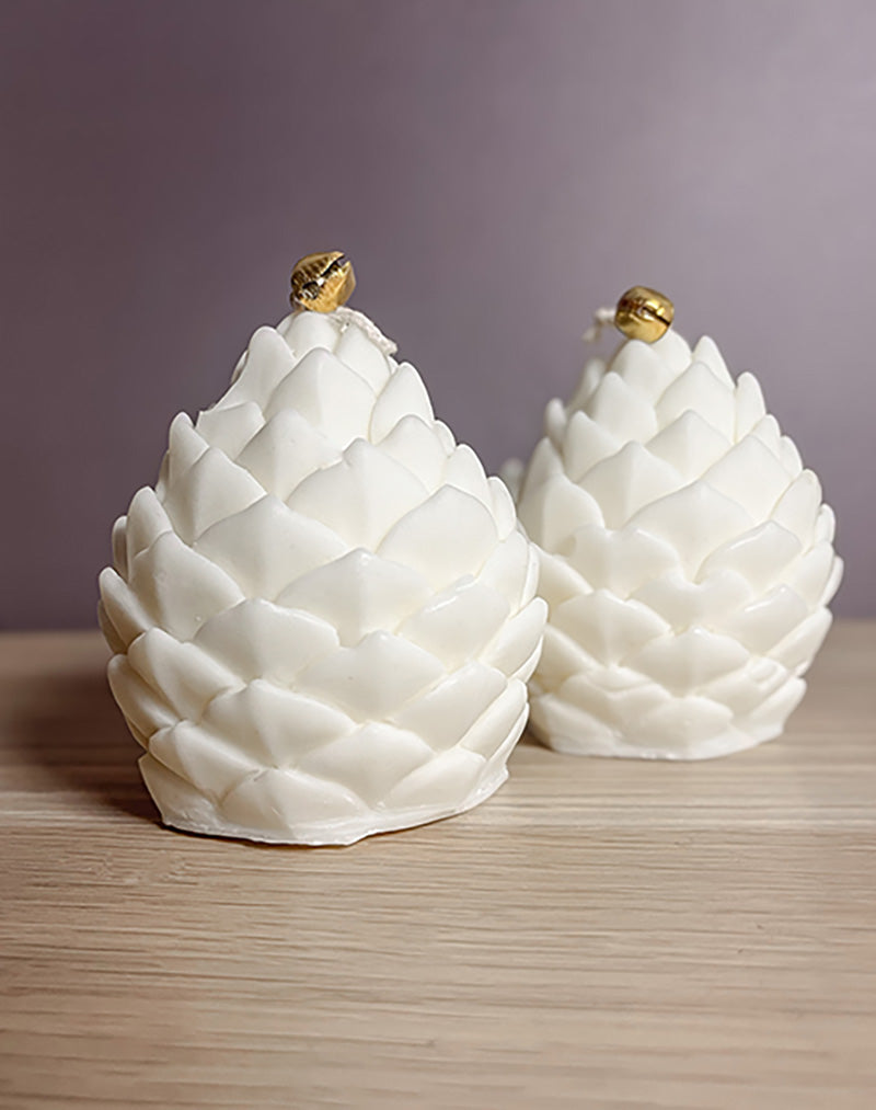 To elegante koglelys i sojavoks placeret forskudt – skulpturelle, naturlige og bæredygtige lys til hyggelig indretning.