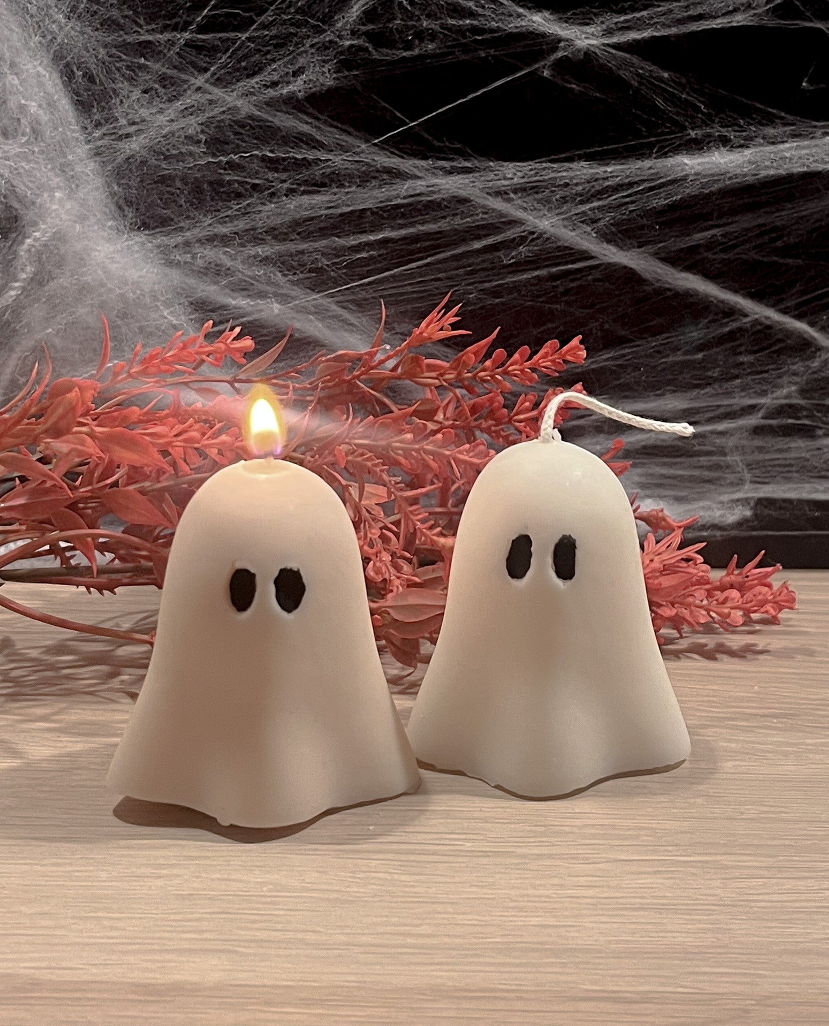 To mini spøgelse sojalys – håndlavede, hvide og med blødt udtryk. Perfekte til efterår og Halloween dekoration.