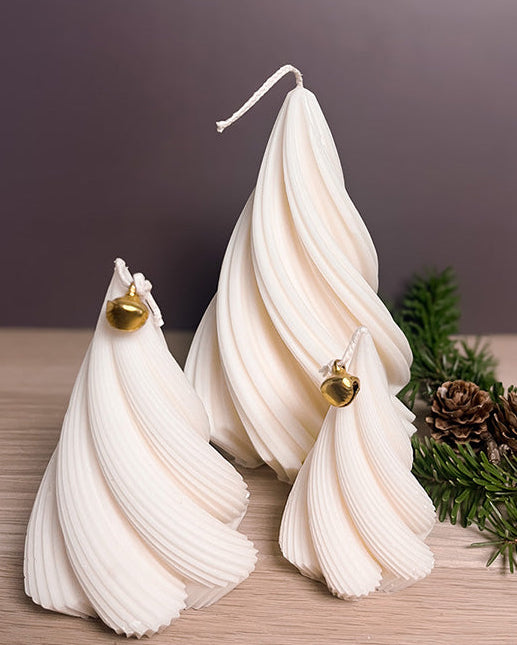 Tre håndlavede Twist juletræ sojalys i forskellige højder – elegante, bæredygtige julelys med snoet design.