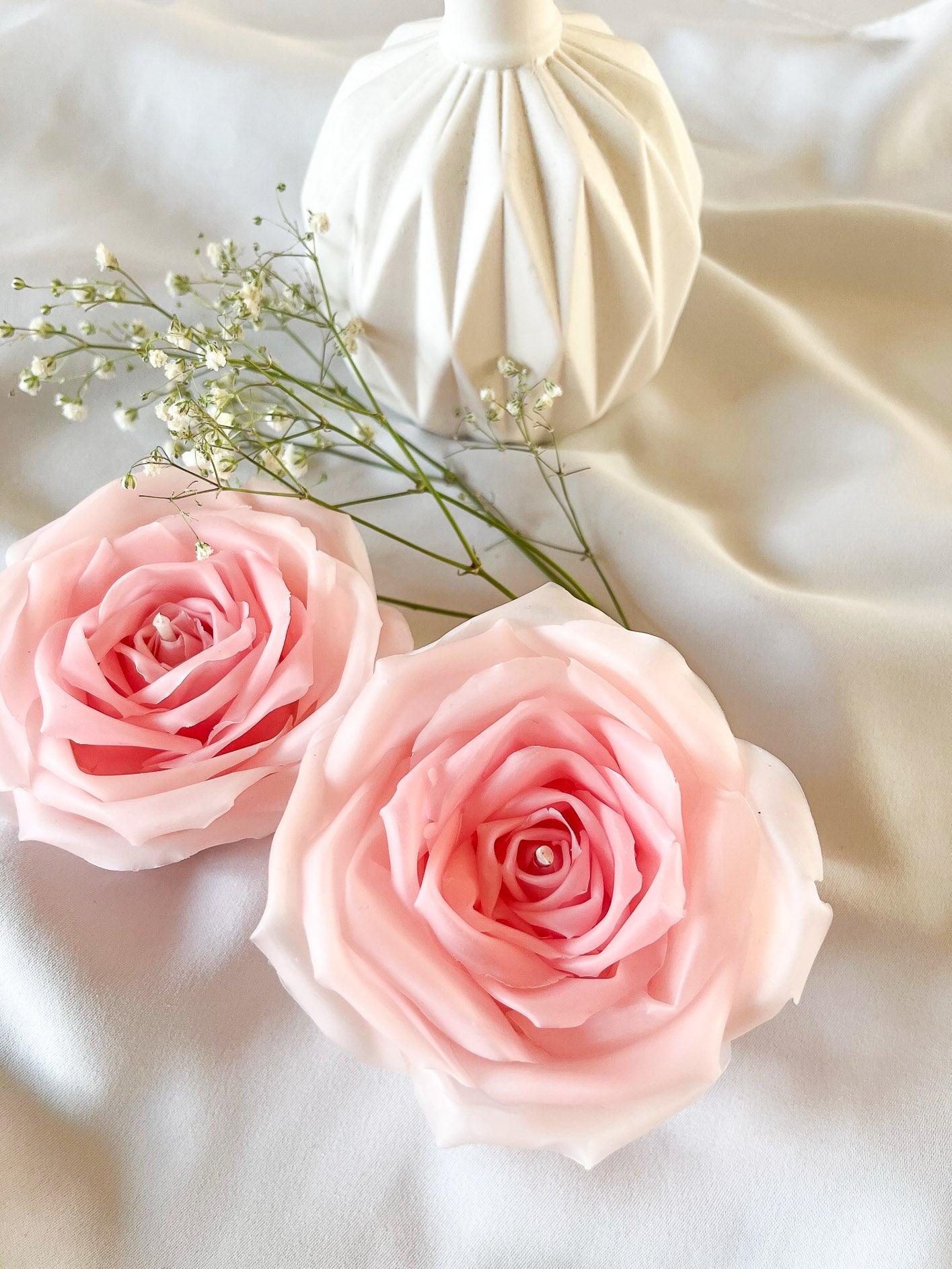 Romantisk billede af blomsterlys af ren bivoks. Med sin pink midte og de sart pink kronblade er disse blomsterlys perfekte til at skabe en romantisk stemning.