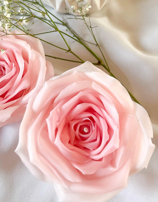 Close up af garden rose i sart pink, smukke blomsterlys af ren bivoks.