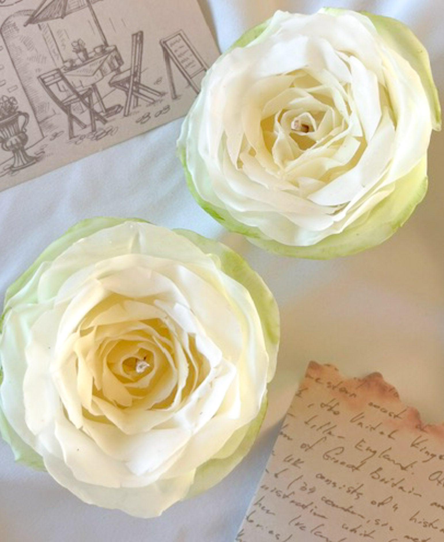 Et billede af to smukke håndmodelleret blomsterlys med romantisk papir.