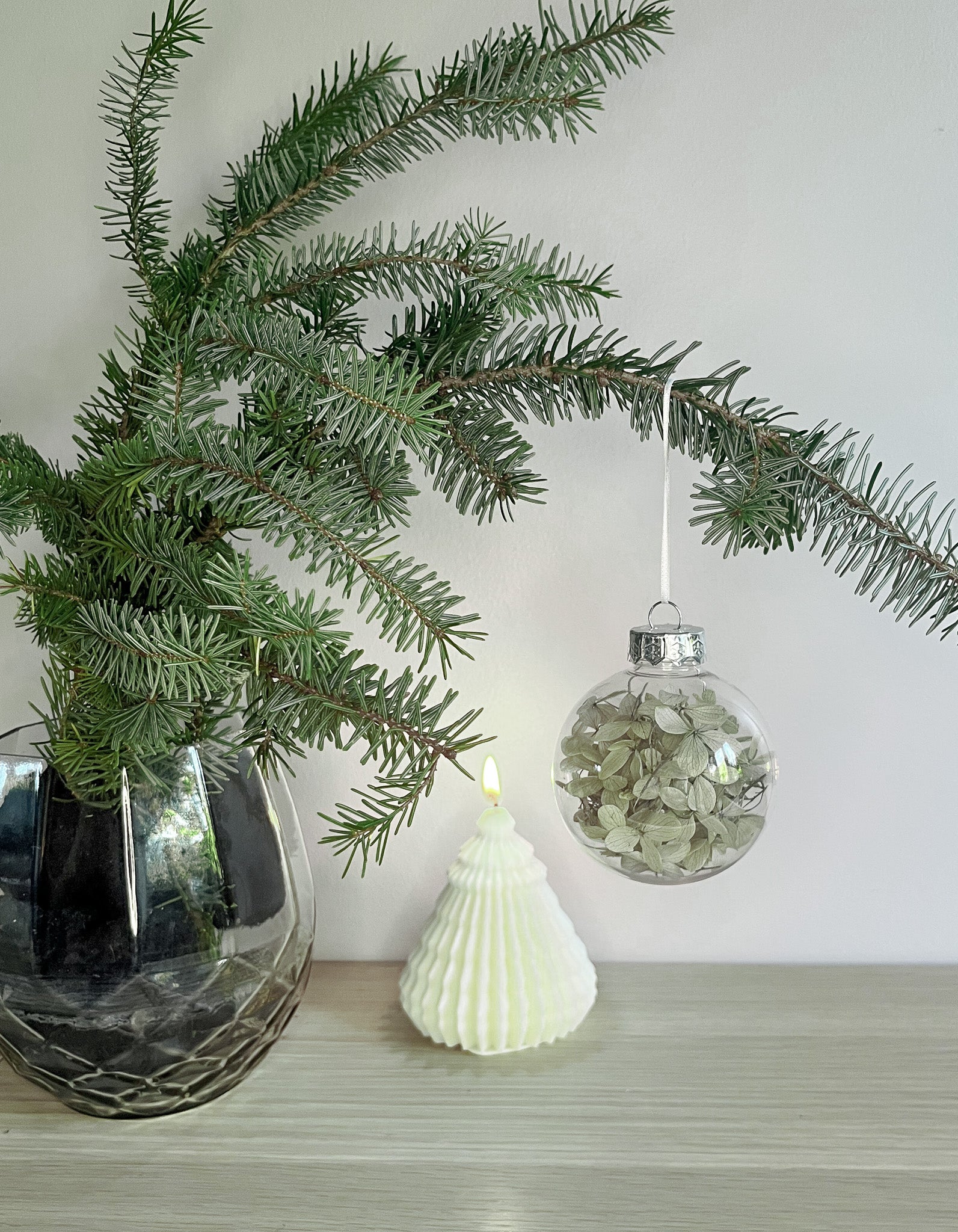 Julekugle med hortensia i sart grøn