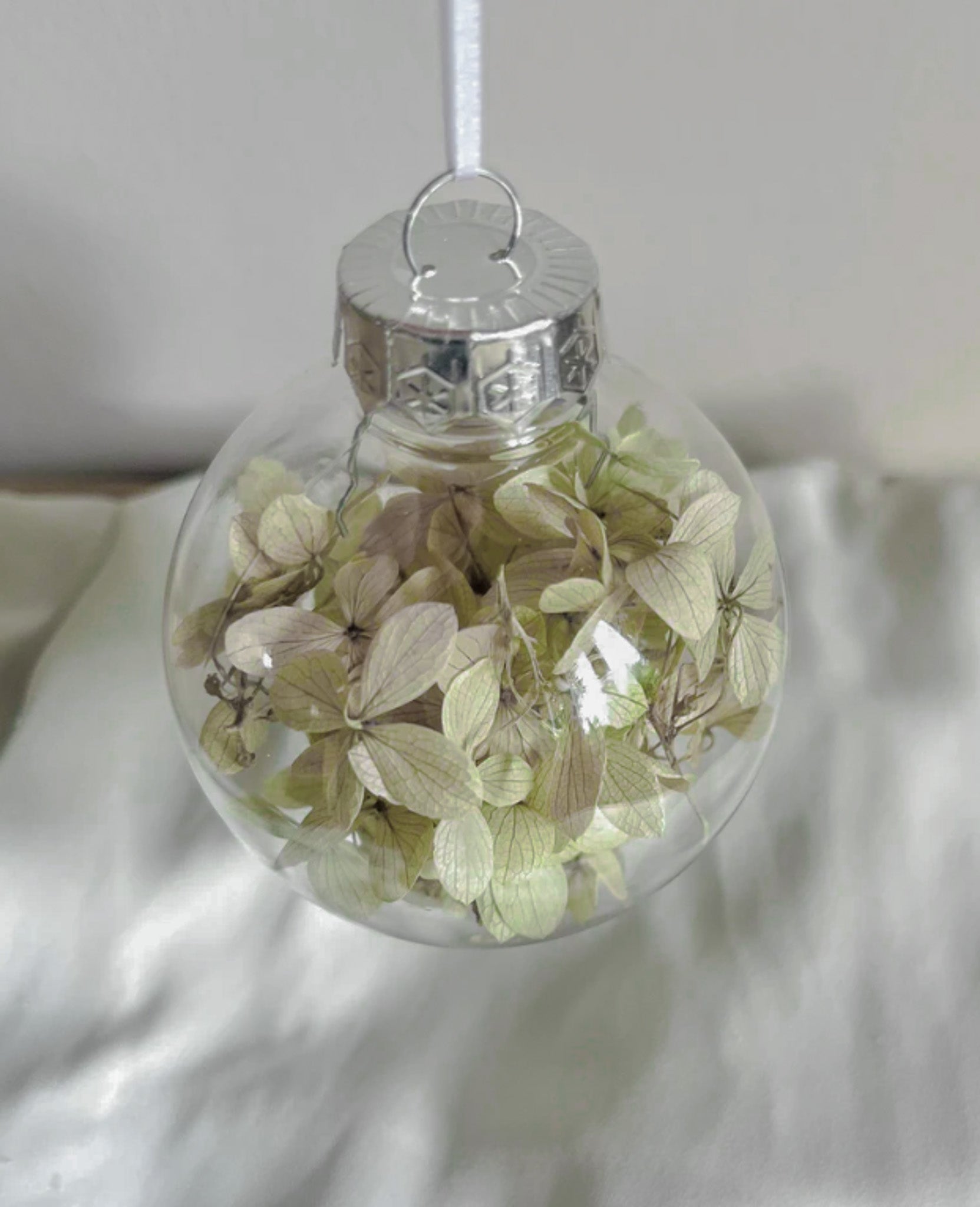 Julekugle med hortensia i sart grøn