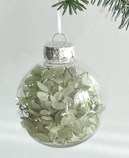Julekugle med hortensia i sart grøn