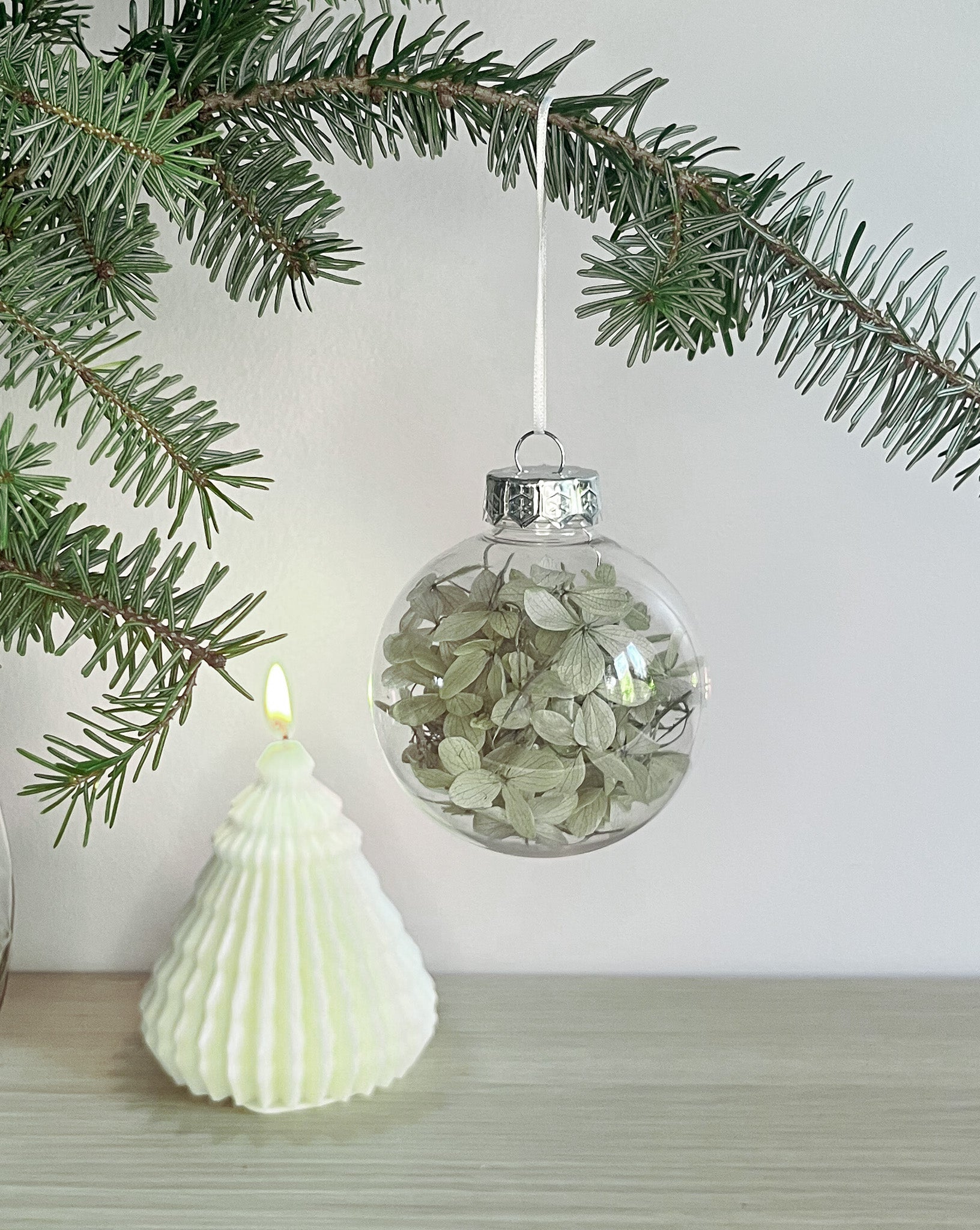 Julekugle med hortensia i sart grøn