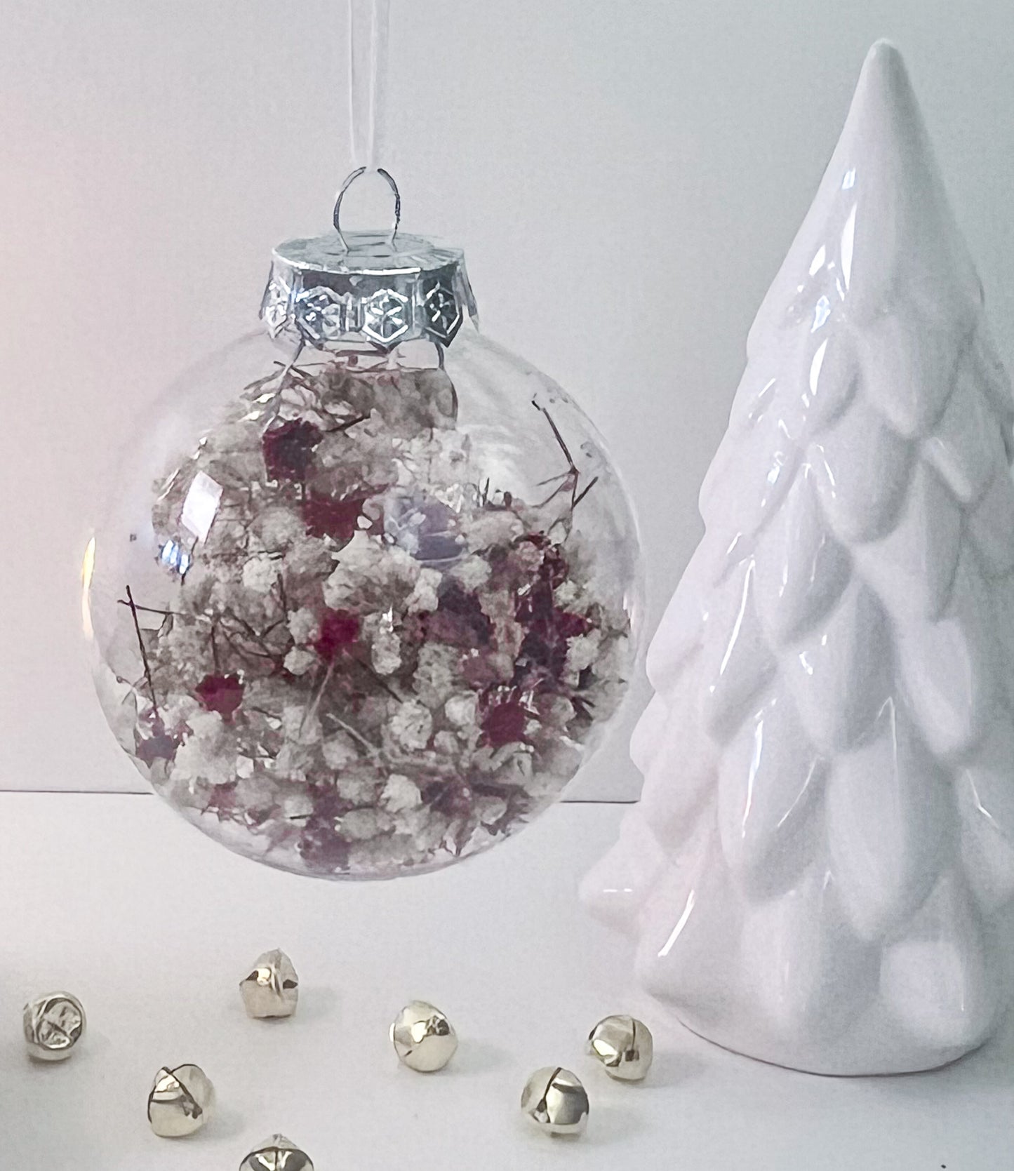 Hvid og rød babysbreath-julekugle