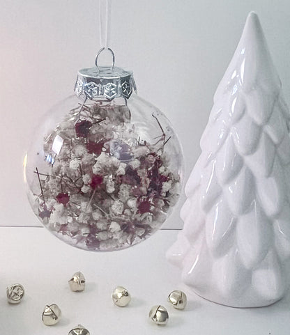 Hvid og rød babysbreath-julekugle