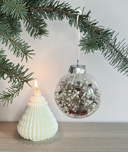 Hvid og rød babysbreath-julekugle