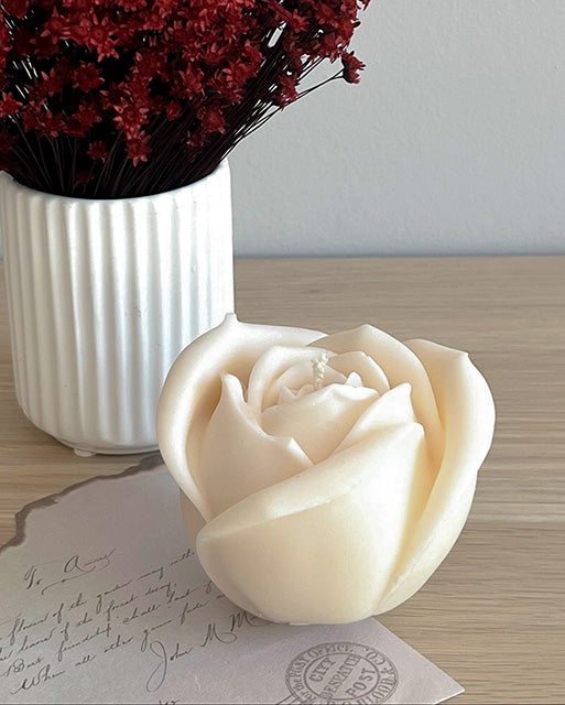 Rosa Grande skulpturelt roselys i sojavoks stylet med vase og blomster