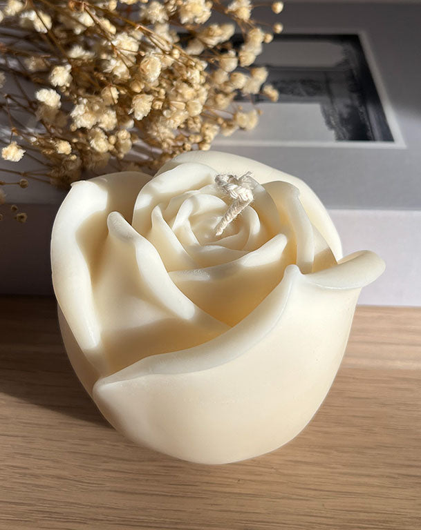 Rosa Grande roselys i sojavoks med detaljerede kronblade og skulpturelt design