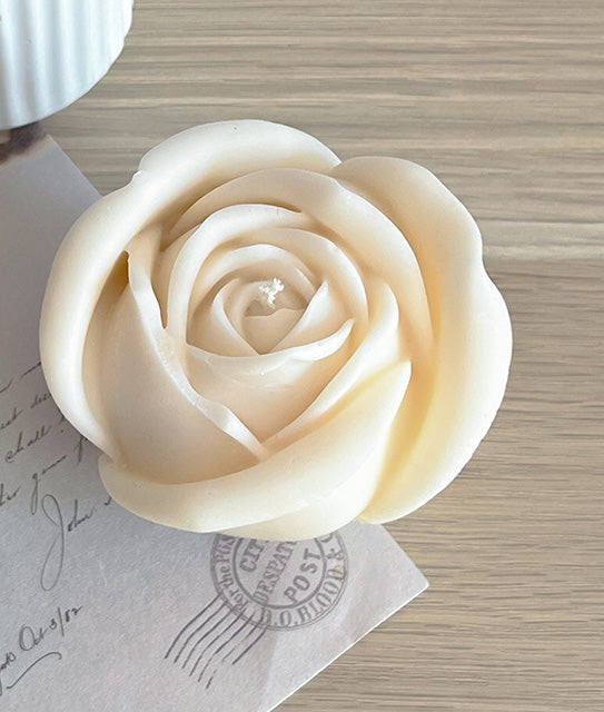Rosa Grande roseformet sojalys som dekorativ detalje i indretningen