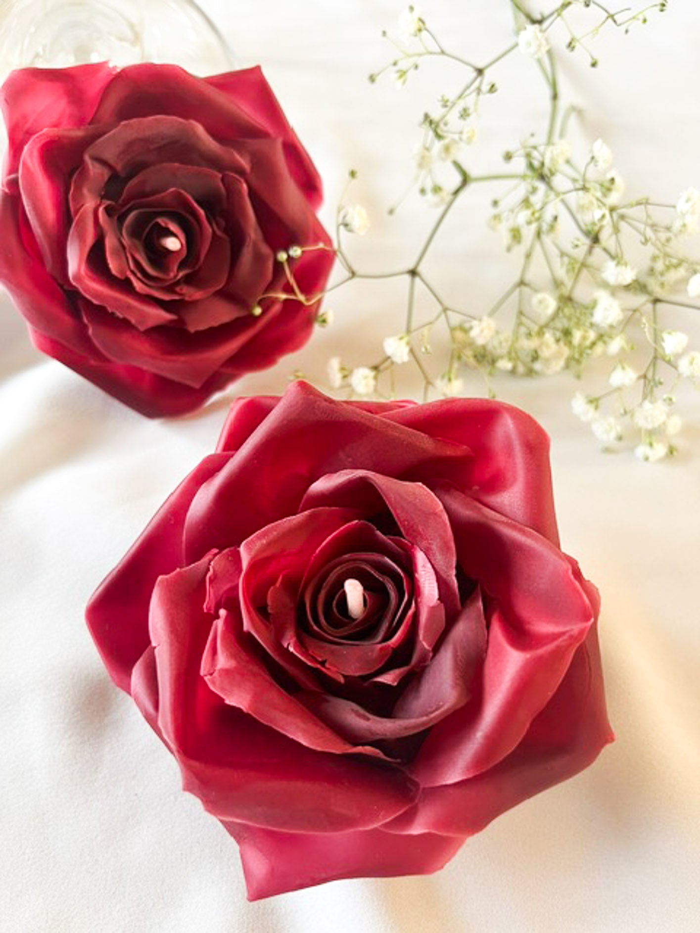 Smuk dyb rød rose af håndmodelleret bivoks for at skabe naturtro blomsterlys