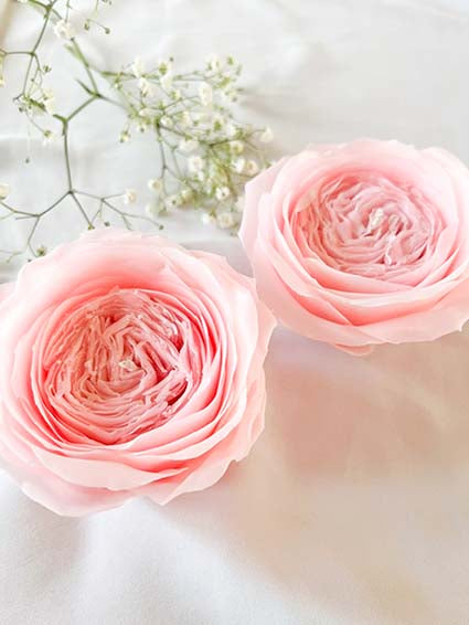 Billede der viser de yderste kronblade på et håndmodelleret blomsterlys i pink.