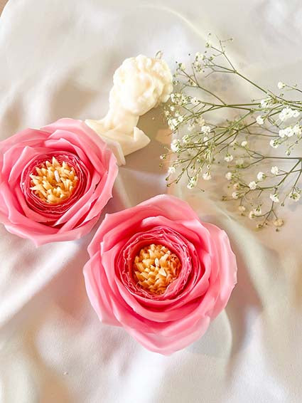 Stemningsfulgt billede med romantiske silkepæon blomsterlys af ren bivoks. Med sin orange midte og smukke kronblade emmer disse lys af romantik.