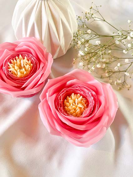 To smukke pink blomsterlys der er håndmodelleret som silkeppæoner. Perfekte bivokslys.