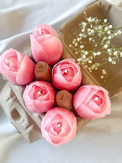 Smukke forårs pink tulipan blomsterlys i en lille æggebakke for at vise størrelsen. Bivokslys.